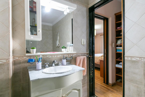 Casa 5 Ambientes Con Cochera, Fondo Libre Con Pileta Y Quincho