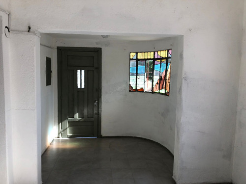 (próximo Ingreso) Lega Propiedades Alquila Amplia Casa De 2 Dormitorios Con Patio Al Frente.