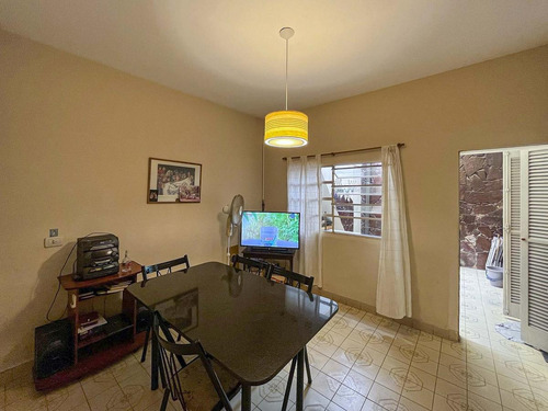 Imagen 2 de 22 de Casa De 2 Dormitorios Con Cochera Y Patio