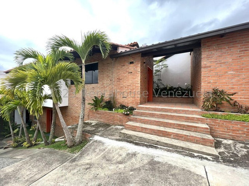 Bella Casa, Totalmente Remodelada, Moderna, Nueva, Con Extraordinarias Áreas Sociales Y Hermosa Vista.  En Venta Bosque De La Lagunita Mls#24-2592 Francis Zeppieri