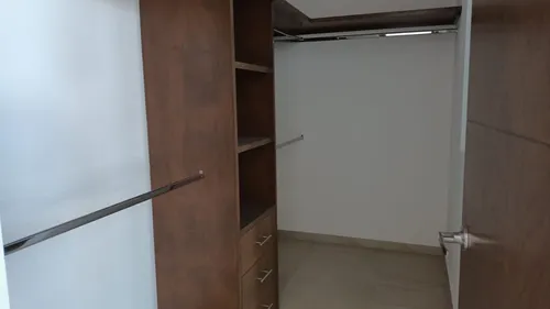 Venta De Casas En El Encino, Pasillo Lateral, Estudio O 4ta Rec En Pb, Lujo