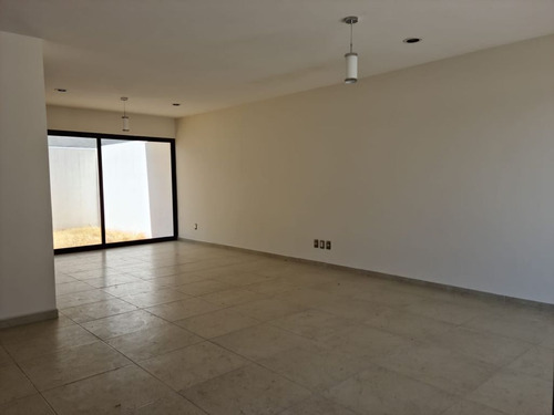 Se Vende Casa Enel Refugio, 3 Habitaciones, Estudio, Construcción A Tabique Rojo