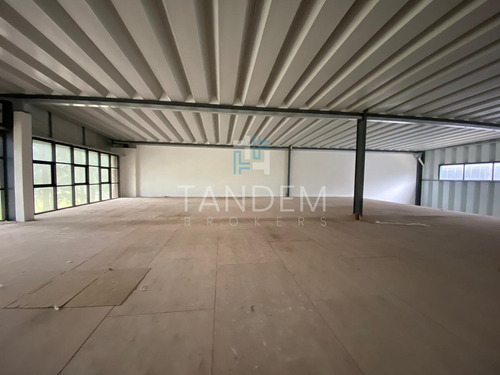 Imagen 3 de 4 de Alquiler Excelente Galpón Con Oficinas En Predio Empresarial Exclusivo Rodeado De Verde
