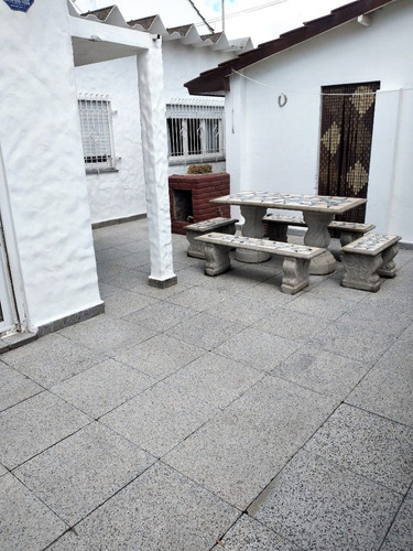 Imagen 2 de 8 de Chalet 3 Ambientes Con Garage /patio/parque