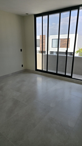 Casa De 3 Recamaras Y 3 Baños Con Cochera Techada Y Amenidad
