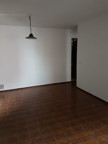 Imagen 2 de 7 de Corro Y Dean Funes!! Externo