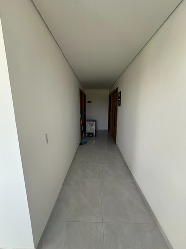 Prédio Comercial De 3 Andares Com 10 Salas E Galpão Moderno