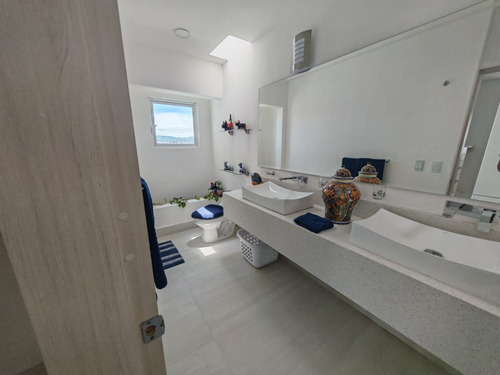 Residencia Semi Nueva Esquina, De Autor Diseño Unico Acabados De Lujo 3niv 3master Suites Una En Pb, Espacios Amplios, Iluminada, Doble Altura, Delante De Ikani Garantia De Inversion.