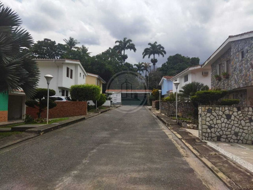 Bello Townhouse En Venta Amoblado Urb. El Castaño Sector El Samán. 002jsc