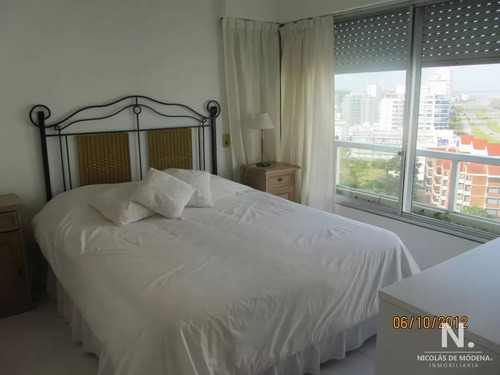 Apartamento De 2 Dormitorios En Edificio Torre Marina , Punta Del Este , Playa Brava