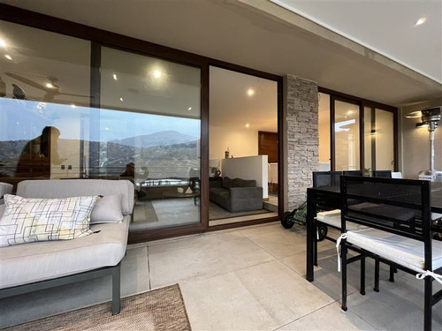 Casa En Venta 4 Dormitorios Como Nueva En Lo Barnechea