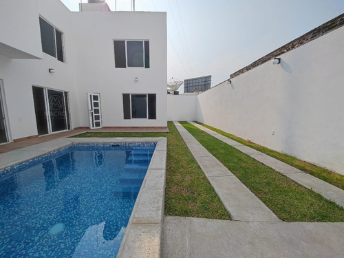 Casa En Venta De 2 Niveles En Col. Empleado Postal Con Alberca Apta A Créditos