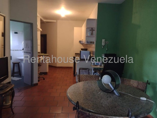 Bella Casa De 2 Pisos ,bien Distribuida En Venta Ubicada En Las Acacias 25-16813