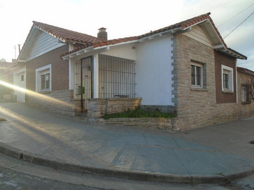 Chalet 3 Ambientes Con Cochera Y Dependencia En Lo Mejor De Chauvin