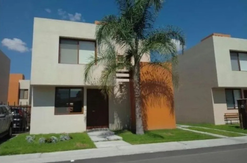 Hermosa Casa En Venta En Circuito Puerta Del Sol 1, El Pueblito, Querétaro, México. Cmr