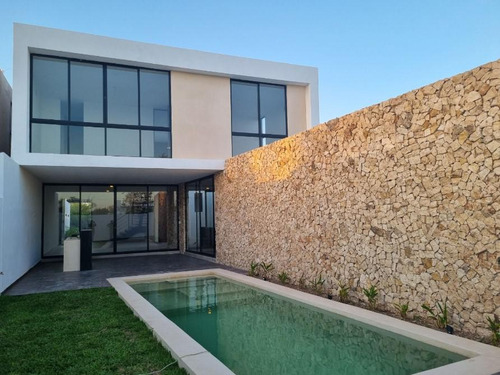 Casa En Venta En Temozón Norte, Mérida, Ubicación Privilegiada Con Alberca