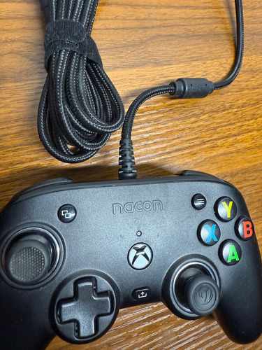 Control Alambrico Pro Compac Compatible Con Xbox One X/s Pc (Usado)