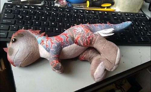 Jurassic World Dino Hybrid Plush 28 Cms (Usado)