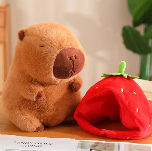 Boneco De Pelúcia Capivara 23cm Com Touca De Morango Premium Marrom