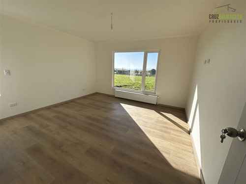 Casa En Venta De 5 Dorm. En Puerto Varas