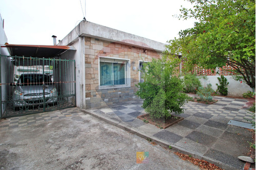 Venta De Casa 2 Dormitorios Y Garaje En Ituzaingó.