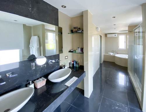 Imagen 8 de 14 de Imponente Propiedad En Venta, En Saint Thomas Este, Canning.