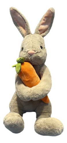 Muñeca Simulada De Conejo Sentado Abrazando Zanahoria En Pri