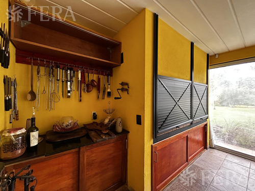 Venta Casa De 6 Ambientes Con Cochera, Galería Y Piscina En Haras Del Sur I