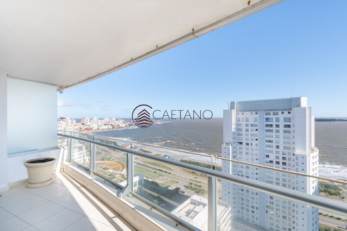 Venta De Apartamento Piso Alto A Pasos De Playa Mansa, Tres Dormitorios Más Servicio- Ref: 2659