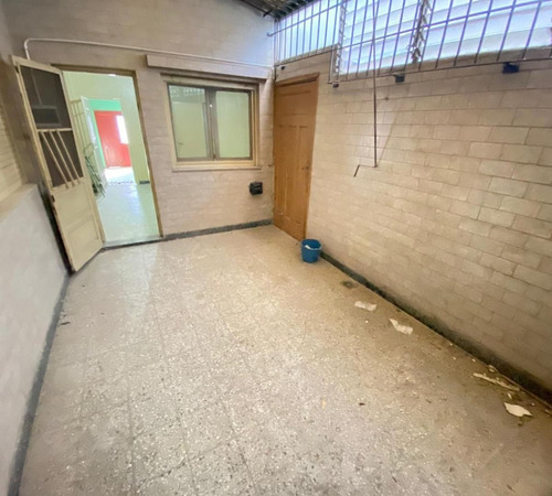 Venta De Casa Con Garaje, Local Y Galpón
