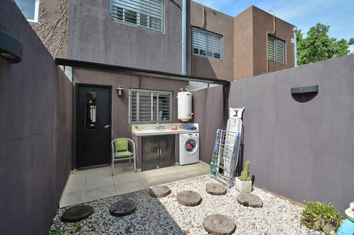 Duplex En Venta Cochera Y Jardín En Ituzaingó