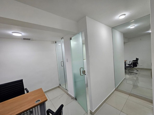 Local Comercial Con 5 Espacios Para Oficina En Naco, Santo Domingo, Con Aire Y Cocina, 1er Nivel