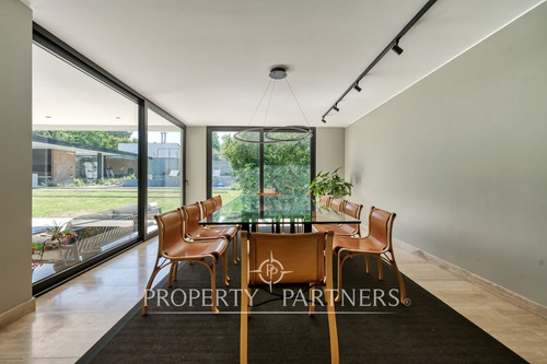 Espectacular Casa Con Precioso Quincho En Excelent...