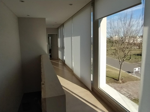Imagen 9 de 30 de Casa Super Luminosa Y Moderna, Vista Al Verde.