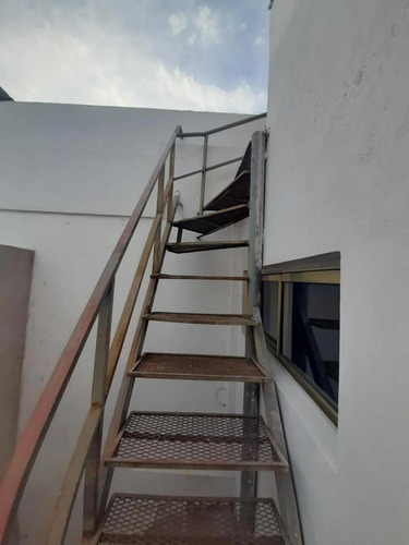 Casa En Venta - 3 Dormitorios 3 Baños - 247mts2 - Lanús Este