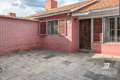 Casa En Venta De 3 Dormitorios C/ Cochera En San Carlos