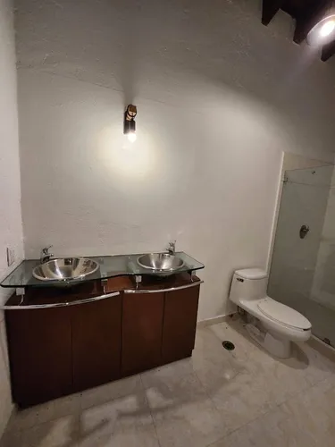 Casa Venta, Con Departamento O Estudio Independiente. 10 Estacionamientos.