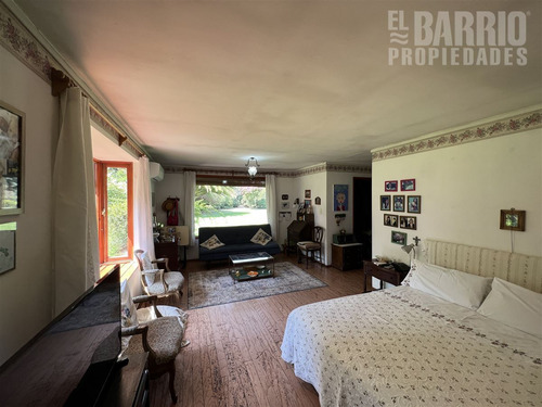 Casa En Venta De 6 Dorm. En Colina