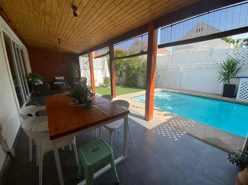 Casa En Venta De 3 Dorm. En Peñalolén