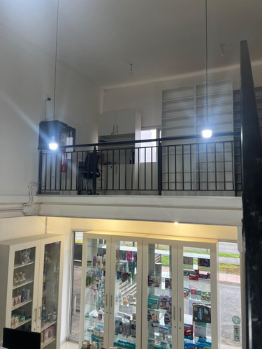 Local Comercial Con Vista A La Calle En Av. Javiera Carrera