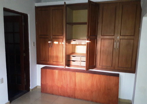Casa De 7 Ambientes, 2 Baños, Patio Y Garaje