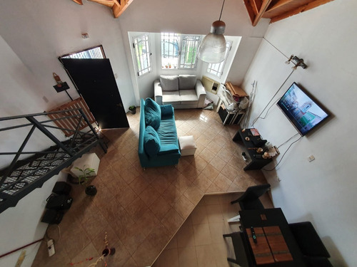 Imagen 5 de 10 de Hermoso Duplex Con Patio Y Cochera Cubierta.