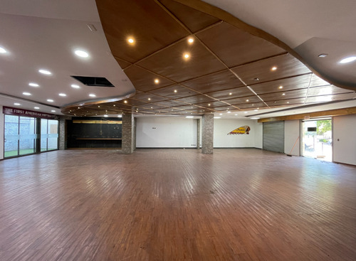 Local Comercial En Arriendo En Las Condes 383m2 A La Calle