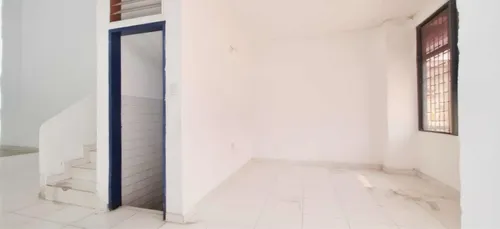 Bodega Con Mezzanini, Patio Y Dos Baños