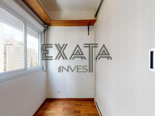 Imagem 7 de 30 de Apartamento Em Andar Alto E Varanda Perto Do Metrô, Com Uma Planta Muito Bem Aproveitada. A Sala Com Piso De Madeira É Iluminada Por Um Janelão Do Chão Ao Teto Que Leva À Varanda - Ap00923 - 70084771