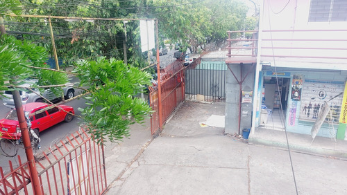Condominio 35 Locales, Gran Ubicación En San Salvador