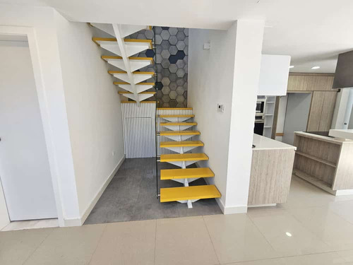 Jeannet Gonzalez Vende Bello Y Moderno Townhouse En San Diego, El Polvero
