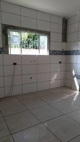 Casa 2 Dormitórios Em Bairro Residencial, Próximo A Comércios, Escolas, Transportes E Muito Mais!