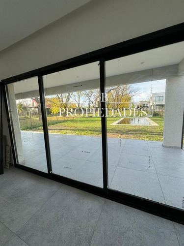 Venta De Casa 5 Ambientes En Pilar Del Este / Santa Elena