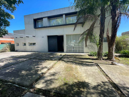 Casa Moderna En Club De Campo El Nacional